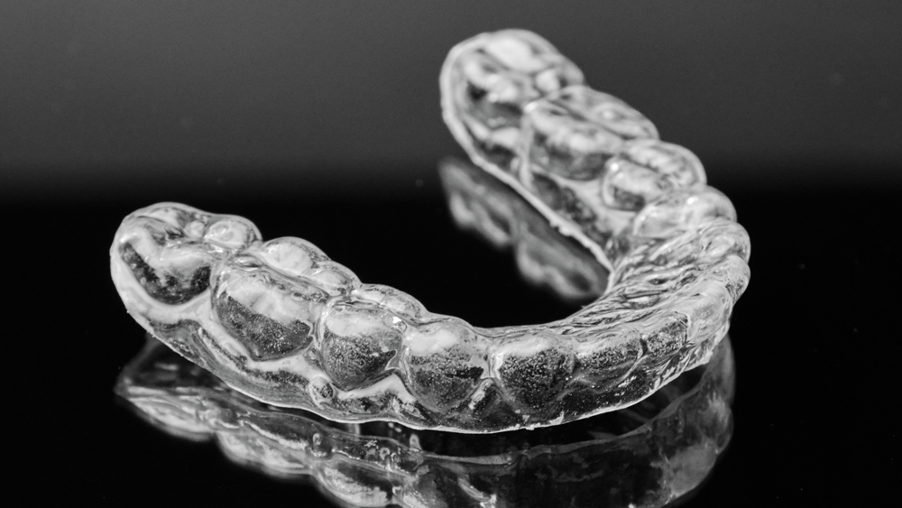 black dental model of the jaw with a bridge prosthesis and zirco